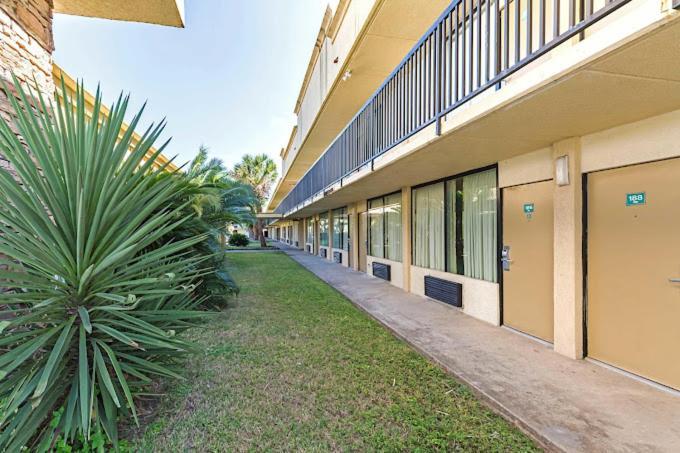 Eco-Inn Suites בייטאון מראה חיצוני תמונה
